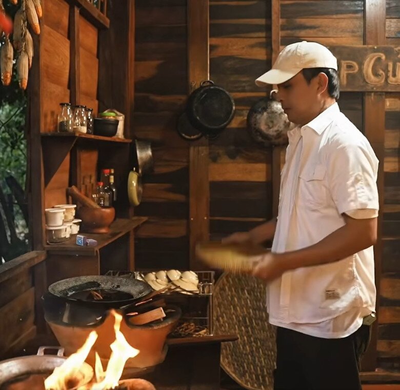 Sau clip nấu ăn gây "rối não" dân mạng, Hồ Quang Hiếu và vợ 1m80 khoe mâm cơm chân quê ai nhìn cũng thèm 2 Sau khi 2 vợ chồng ra vườn hái rau giữa trời mưa, nam ca sĩ vào đảm nhận phần nhóm bếp củi, còn vợ chuẩn bị các nguyên liệu. Không gian nhà gỗ, bếp than hồng và đồ dùng mộc mạc gợi lên ký ức quê nhà thân thương.