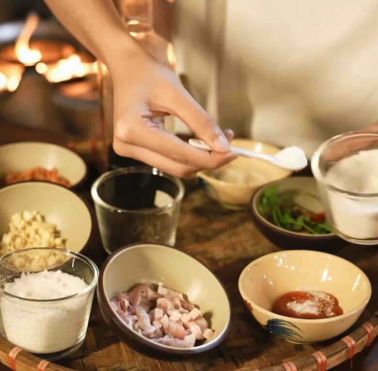 Sau clip nấu ăn gây "rối não" dân mạng, Hồ Quang Hiếu và vợ 1m80 khoe mâm cơm chân quê ai nhìn cũng thèm 3 Người vợ xinh đẹp của nam ca sĩ cẩn thận đo lường từng muỗng gia vị, chuẩn bị nguyên liệu từ thịt ba chỉ, tỏi, hành, ớt đến các loại rau thơm, cho thấy sự chỉn chu trong từng món ăn.