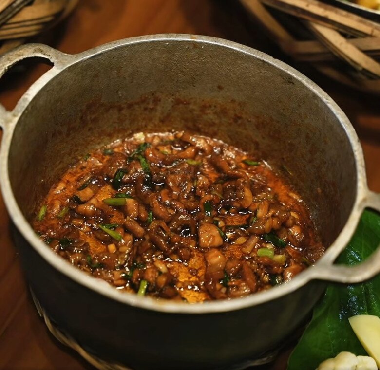 Sau clip nấu ăn gây "rối não" dân mạng, Hồ Quang Hiếu và vợ 1m80 khoe mâm cơm chân quê ai nhìn cũng thèm 4 Nồi kho quẹt sau khi nấu đã sánh lại, màu nâu óng ánh từ nước màu, hòa quyện cùng hành lá, tiêu, tỏi... khiến ai nhìn cũng muốn múc ngay một bát cơm nóng.