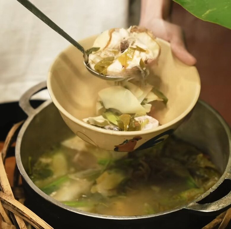 Sau clip nấu ăn gây "rối não" dân mạng, Hồ Quang Hiếu và vợ 1m80 khoe mâm cơm chân quê ai nhìn cũng thèm 5 Tô canh nóng hổi được múc ra từ nồi - bên trong là cá, lá chua, rau thơm. Món canh dân dã nhưng tròn vị, chua nhẹ, thơm nức mũi.