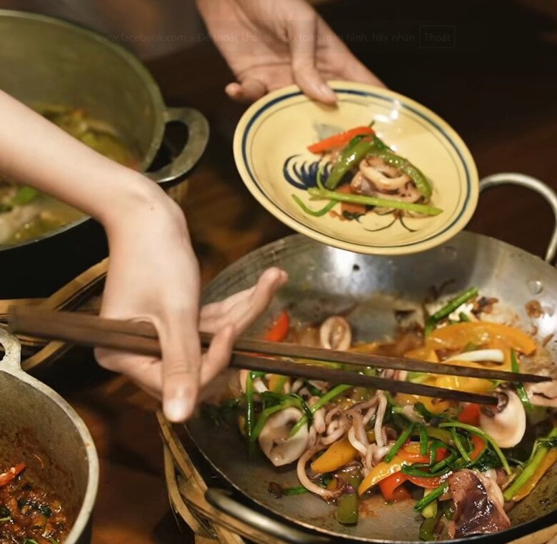 Sau clip nấu ăn gây "rối não" dân mạng, Hồ Quang Hiếu và vợ 1m80 khoe mâm cơm chân quê ai nhìn cũng thèm 6 Món mực xào cùng ớt chuông đỏ - vàng, cần tây được bày ra đĩa. Màu sắc bắt mắt, mùi thơm quyến rũ, ăn kèm cơm là “chuẩn bài”.