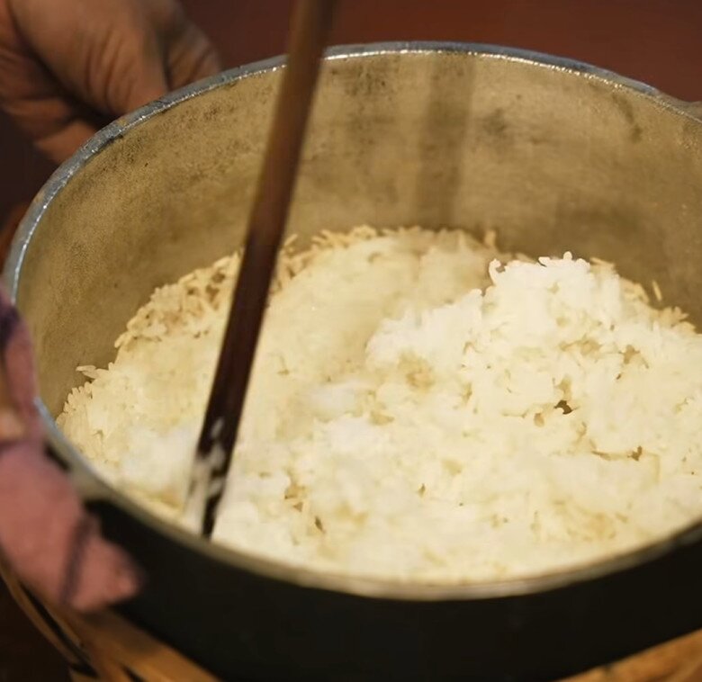 Sau clip nấu ăn gây "rối não" dân mạng, Hồ Quang Hiếu và vợ 1m80 khoe mâm cơm chân quê ai nhìn cũng thèm 7 Cơm được nấu bằng nồi gang trên bếp củi, lớp cháy vàng giòn dưới đáy. Cặp đôi đã làm hương vị tuổi thơ được tái hiện đầy cảm xúc.