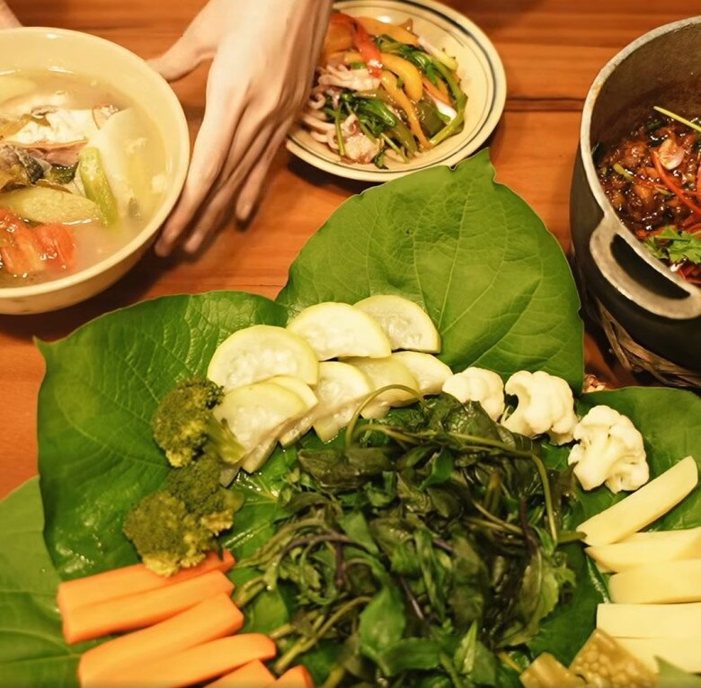 Sau clip nấu ăn gây "rối não" dân mạng, Hồ Quang Hiếu và vợ 1m80 khoe mâm cơm chân quê ai nhìn cũng thèm 8 Đĩa rau luộc được trình bày đẹp mắt trên lá lớn, gồm cà rốt, bông cải, mướp luộc và nhiều loại rau củ quả… đầy đủ màu sắc và chất dinh dưỡng.