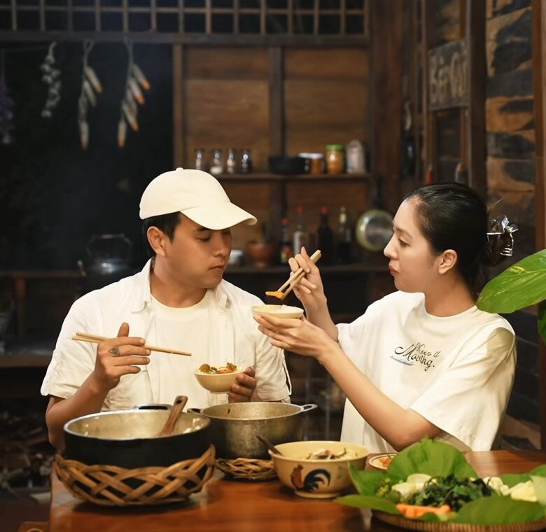 Sau clip nấu ăn gây "rối não" dân mạng, Hồ Quang Hiếu và vợ 1m80 khoe mâm cơm chân quê ai nhìn cũng thèm 9 Khoảnh khắc ấm áp khi vợ chồng cùng ngồi bên mâm cơm giản dị, vợ gắp thức ăn cho chồng, không chỉ ngon vì món mà còn vì đầy ắp yêu thương.