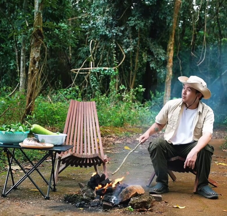 Sau clip nấu ăn gây "rối não" dân mạng, Hồ Quang Hiếu và vợ 1m80 khoe mâm cơm chân quê ai nhìn cũng thèm 12 Cặp đôi nấu ăn trong khung cảnh giữa rừng. Nam ca sĩ nhóm lửa đốt củi để chuẩn bị cho công đoạn nướng cá nhồi bầu. Hình ảnh giản dị, mộc mạc giữa thiên nhiên rừng núi gây nhiều thiện cảm.