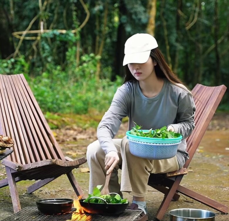 Sau clip nấu ăn gây "rối não" dân mạng, Hồ Quang Hiếu và vợ 1m80 khoe mâm cơm chân quê ai nhìn cũng thèm 14 Trong khi chồng phụ trách món chính, vợ anh cũng không kém phần đảm đang khi chuẩn bị rau xào và cá kho cho bữa cơm ngoài trời.