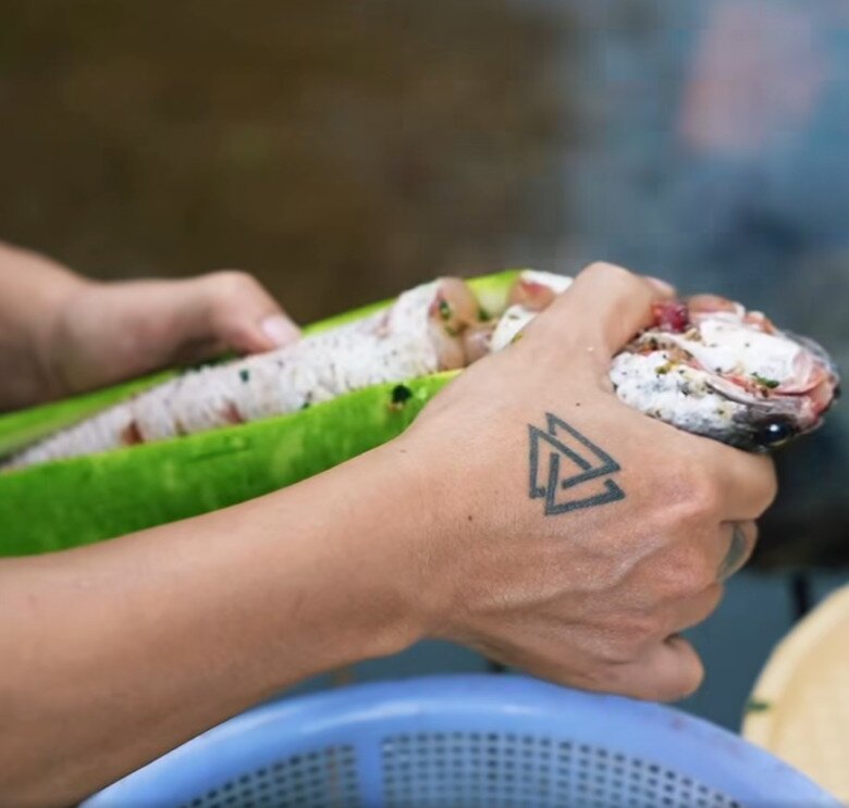 Sau clip nấu ăn gây "rối não" dân mạng, Hồ Quang Hiếu và vợ 1m80 khoe mâm cơm chân quê ai nhìn cũng thèm 13 Cá được tẩm ướp gia vị, nhét vào bên trong quả bầu dài, sau đó đem nướng trên than hồng - món ăn dân dã nhưng đầy sáng tạo và hấp dẫn.