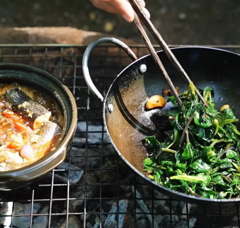 Sau clip nấu ăn gây "rối não" dân mạng, Hồ Quang Hiếu và vợ 1m80 khoe mâm cơm chân quê ai nhìn cũng thèm 15 Hai món ăn đang được nấu song song trên bếp lửa - cá kho đậm đà và rau xào tỏi thơm phức, tạo nên hương vị đồng quê mộc mạc nhưng tròn vị.