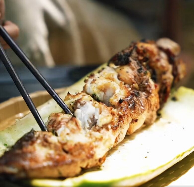 Sau clip nấu ăn gây "rối não" dân mạng, Hồ Quang Hiếu và vợ 1m80 khoe mâm cơm chân quê ai nhìn cũng thèm 17 Thành phẩm “cá nhồi bầu nướng” khiến người xem trầm trồ bởi lớp da cá vàng ruộm, phần thịt trắng thơm, vừa chín tới, quyện với vị ngọt tự nhiên từ quả bầu.