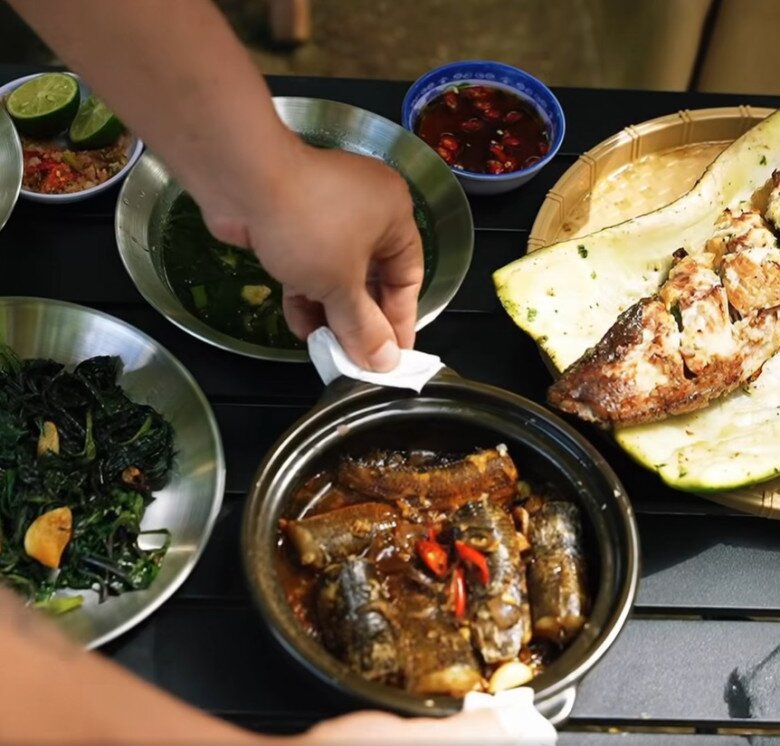 Sau clip nấu ăn gây "rối não" dân mạng, Hồ Quang Hiếu và vợ 1m80 khoe mâm cơm chân quê ai nhìn cũng thèm 16 Bữa ăn chiều được bày biện gọn gàng với cá kho, canh rau, rau xào và cá nướng bầu - đủ đầy dinh dưỡng, đậm đà tình cảm gia đình.