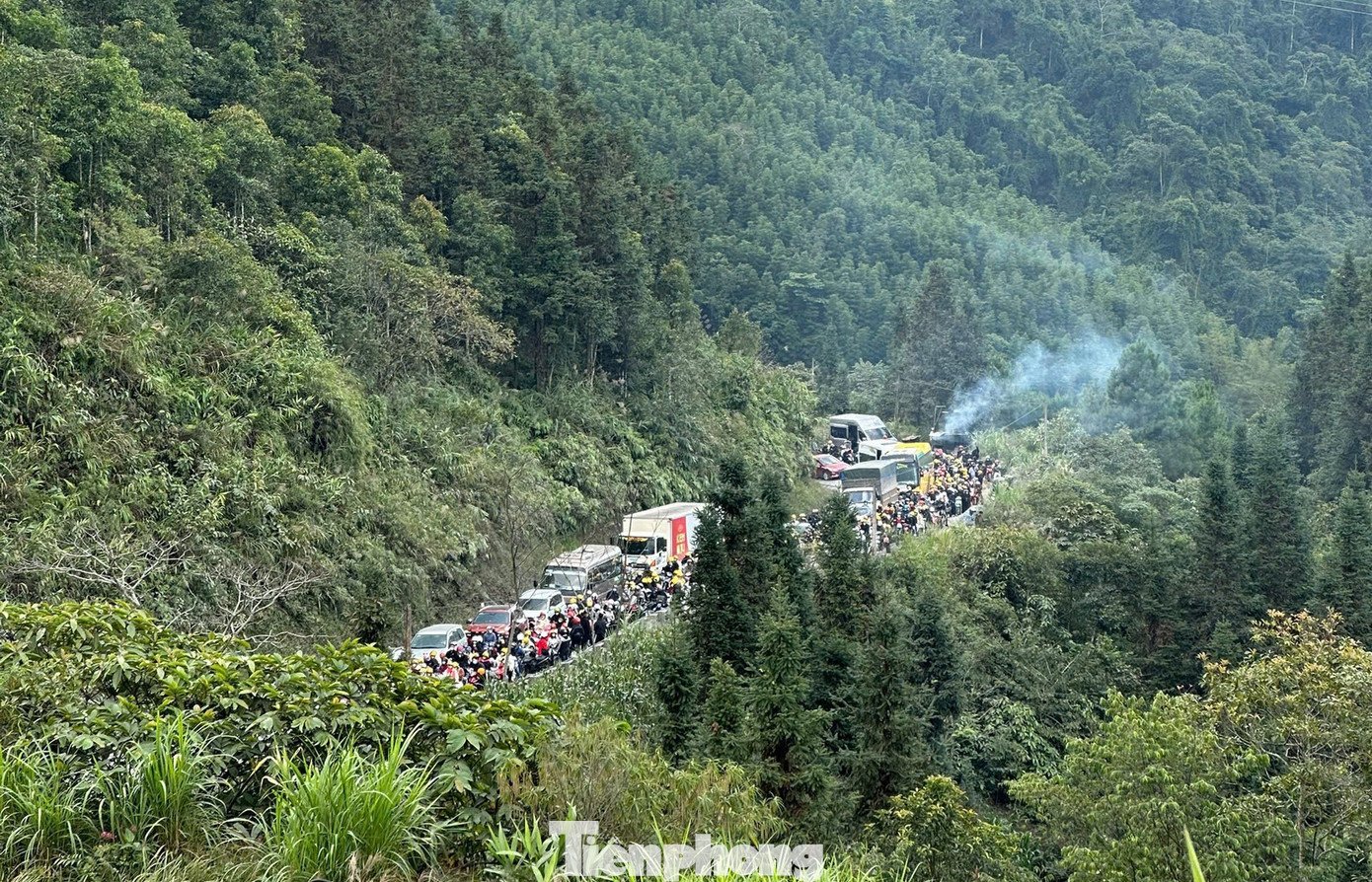 Đường kẹt cứng, khách sạn 'cháy' phòng mùa hoa tam giác mạch - 1