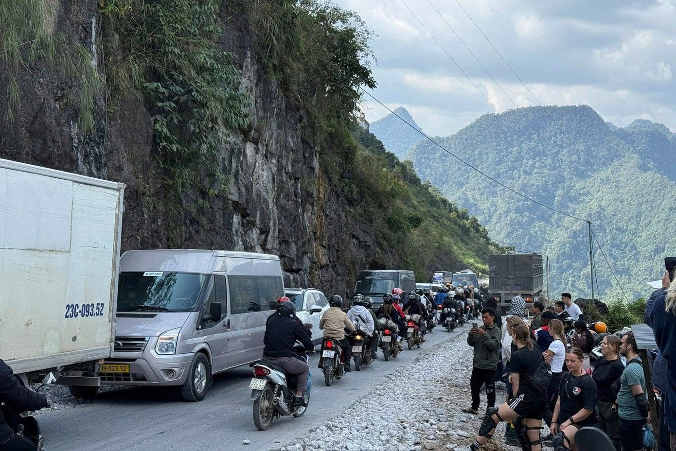 Đường kẹt cứng, khách sạn 'cháy' phòng mùa hoa tam giác mạch - 3
