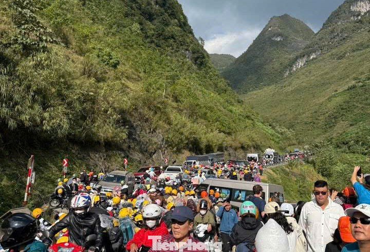 Đường kẹt cứng, khách sạn 'cháy' phòng mùa hoa tam giác mạch - 6