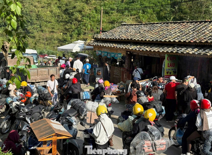 Đường kẹt cứng, khách sạn 'cháy' phòng mùa hoa tam giác mạch - 8