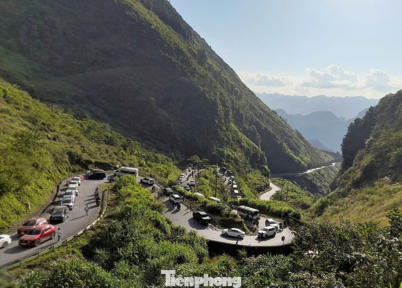 Đường kẹt cứng, khách sạn 'cháy' phòng mùa hoa tam giác mạch - 12