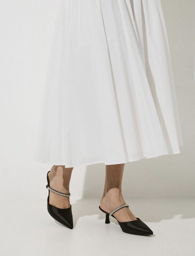 Giày hở gót, 'chân ái' của phong cách sang trọng đầy phóng khoáng- Ảnh 5.