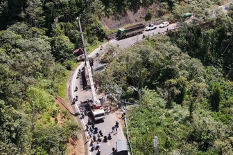 Xe đầu kéo lật giữa đèo Măng Đen, hàng trăm phương tiện mắc kẹt nhiều giờ
