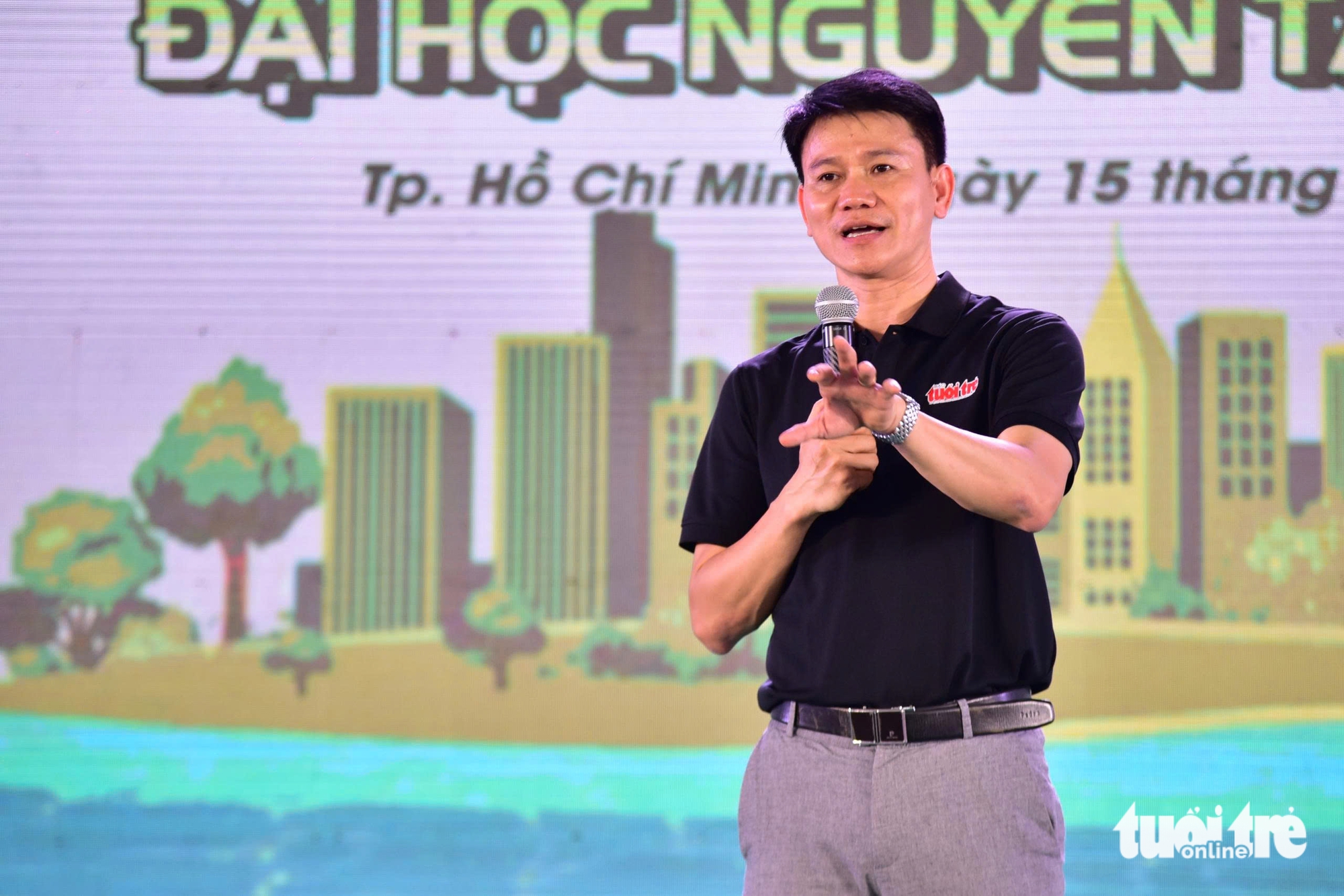 Sinh viên truyền thông tìm hiểu quy trình tổ chức Ngày hội Việt Nam Xanh của báo Tuổi Trẻ - Ảnh 4.