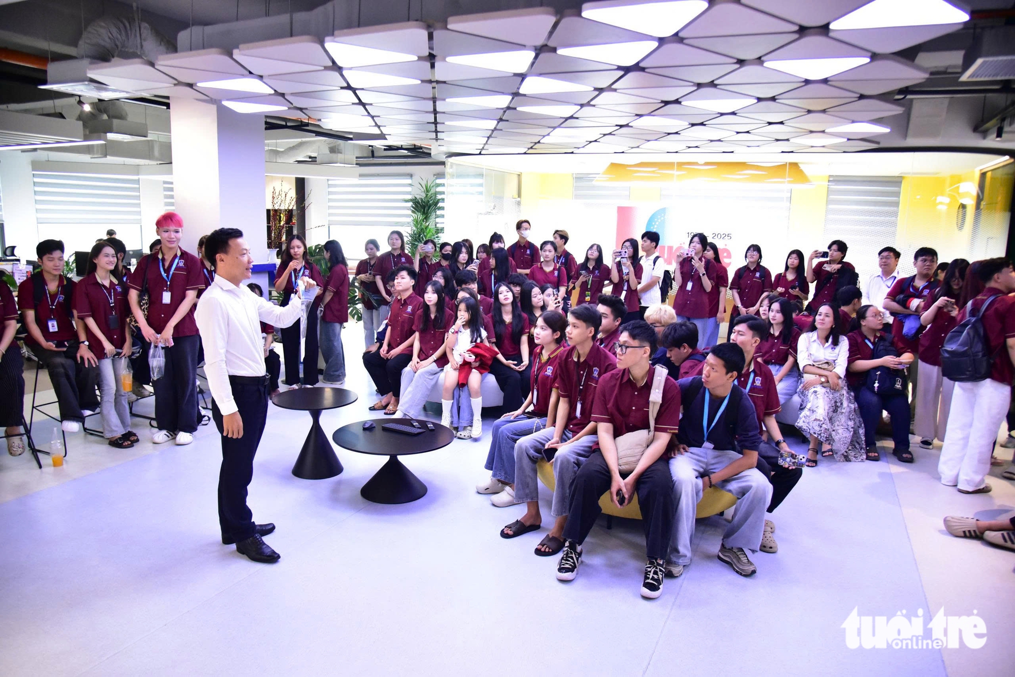 Sinh viên truyền thông tìm hiểu quy trình tổ chức Ngày hội Việt Nam Xanh của báo Tuổi Trẻ- Ảnh 5.