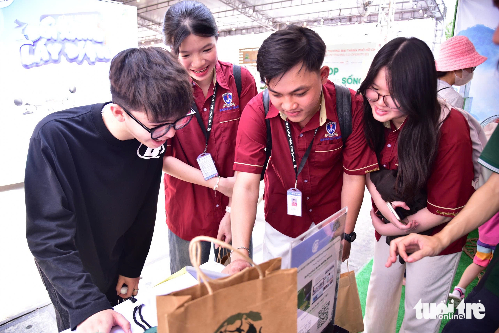 Sinh viên truyền thông tìm hiểu quy trình tổ chức Ngày hội Việt Nam Xanh của báo Tuổi Trẻ - Ảnh 7.