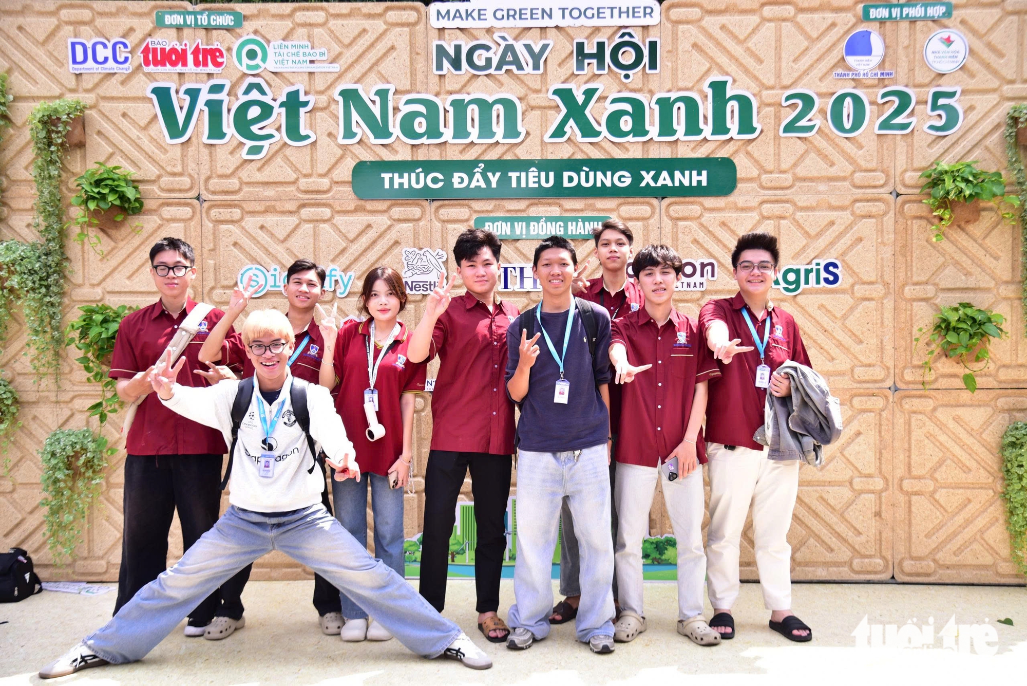 Sinh viên truyền thông tìm hiểu quy trình tổ chức Ngày hội Việt Nam Xanh của báo Tuổi Trẻ - Ảnh 8.