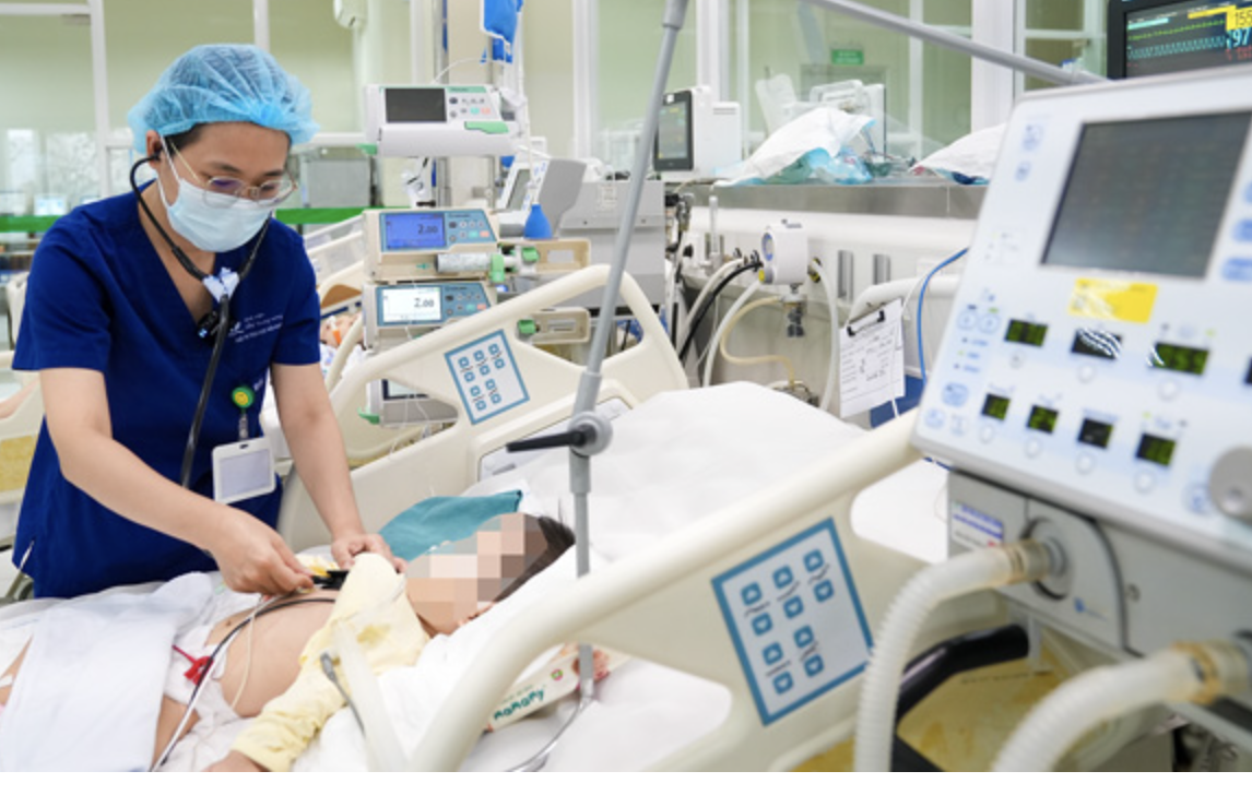 Trẻ 2 tuổi nguy kịch vì uống nhầm dầu thắp đèn: Bác sĩ cảnh báo sai lầm thường gặp - Ảnh 2.