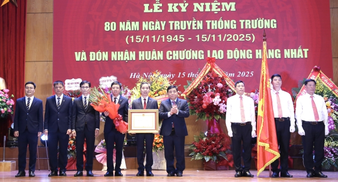 Trường Đại học Giao thông vận tải nhạn Huân chương Lao động hạng nhất, ngày 15/11. Ảnh: UTC