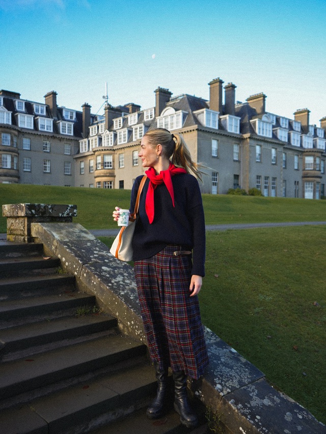 Chân váy cổ điển giúp nàng nổi bật cả ngày, đi làm đi chơi đều đẹp- Ảnh 2.