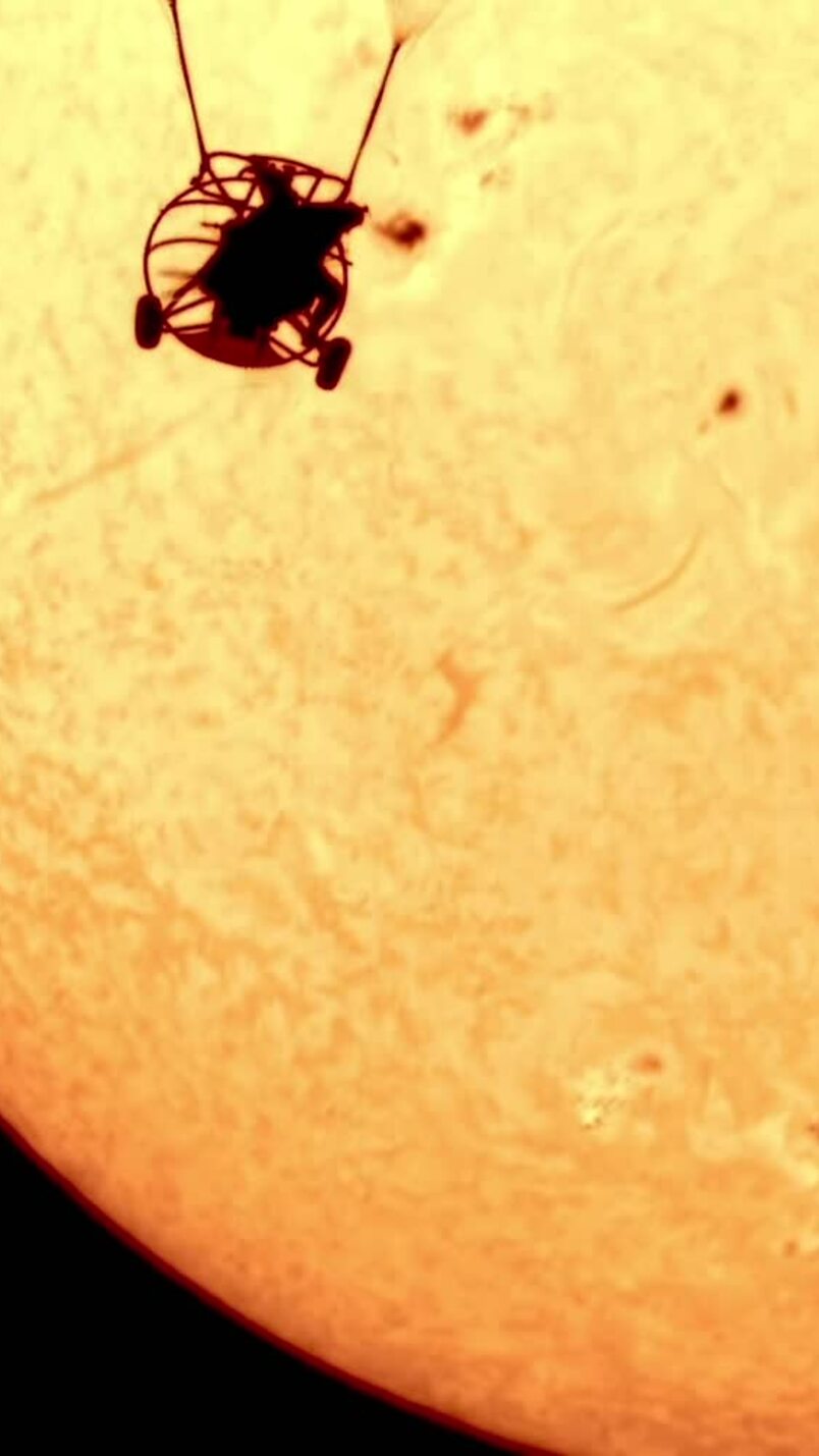 Ảnh chụp người nhảy dù phía trước Mặt Trời thu hút chú ý