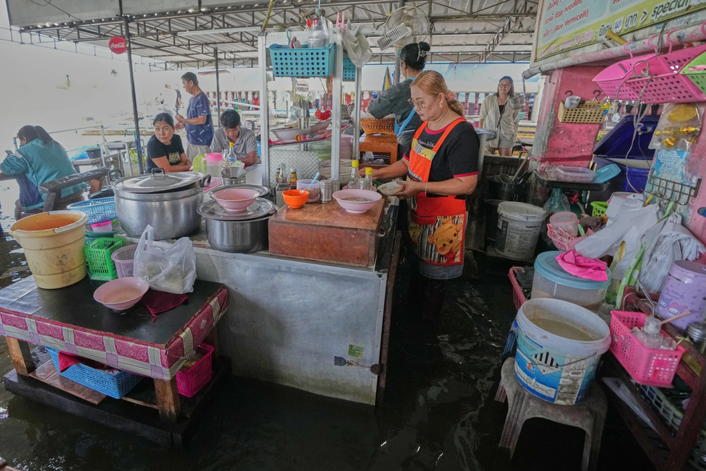 Nước lũ tràn vào ngập nhà, chủ tiệm vẫn kiếm bộn tiền nhờ dịch vụ khác lạ - 3