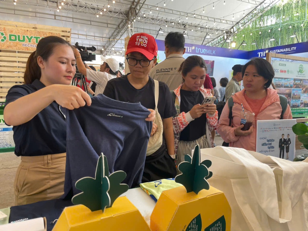 Sản phẩm tái chế hút giới trẻ tại Ngày hội Việt Nam Xanh - 2