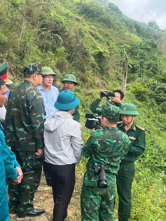 Lãnh đạo TP Đà Nẵng đến hiện trường vụ sạt lở núi kinh hoàng, động viên người dân - Ảnh 4.
