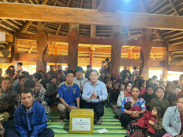 Lãnh đạo TP Đà Nẵng đến hiện trường vụ sạt lở núi kinh hoàng, động viên người dân - Ảnh 7.