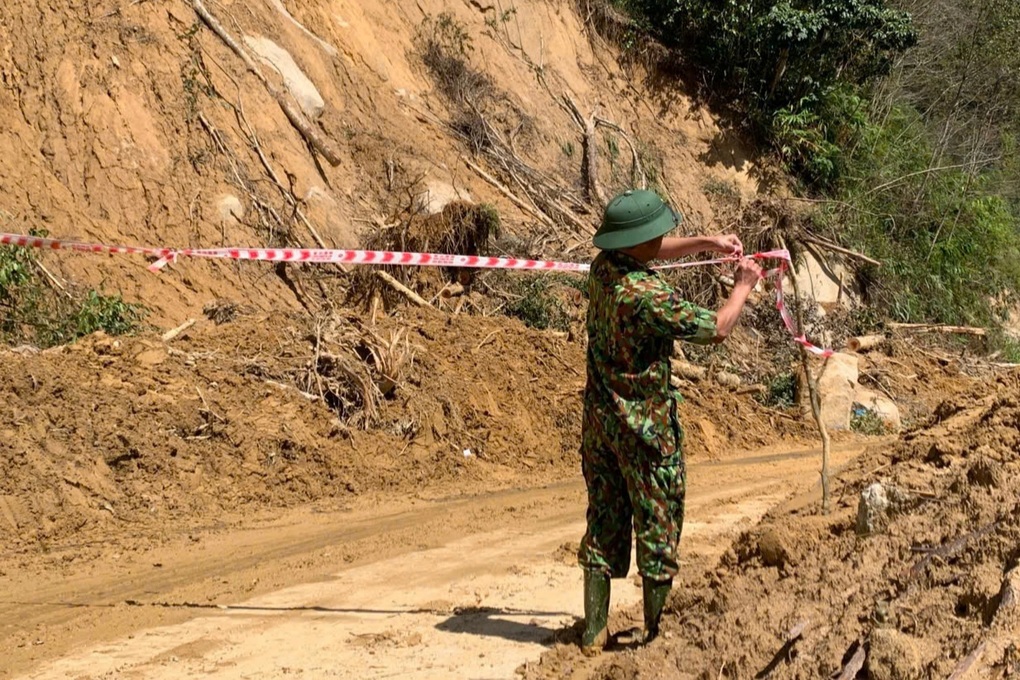 Vụ quả đồi đổ ập giữa trời nắng: Chuyên gia nói hiện tượng hiếm gặp - 2