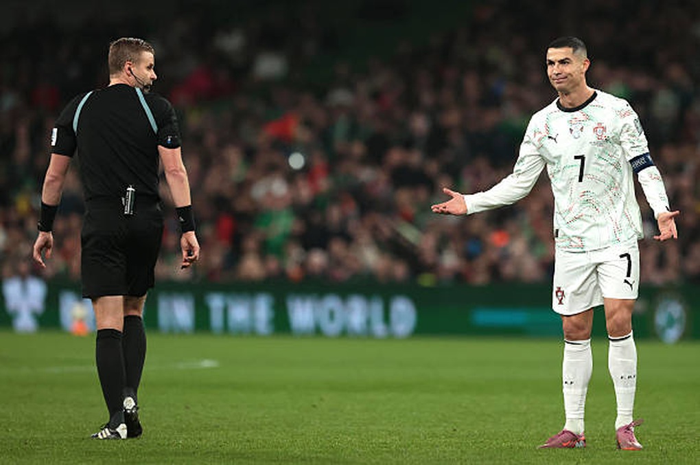 Chơi xấu cầu thủ Ireland, Ronaldo có nguy bị treo giò ở World Cup 2026 - 2