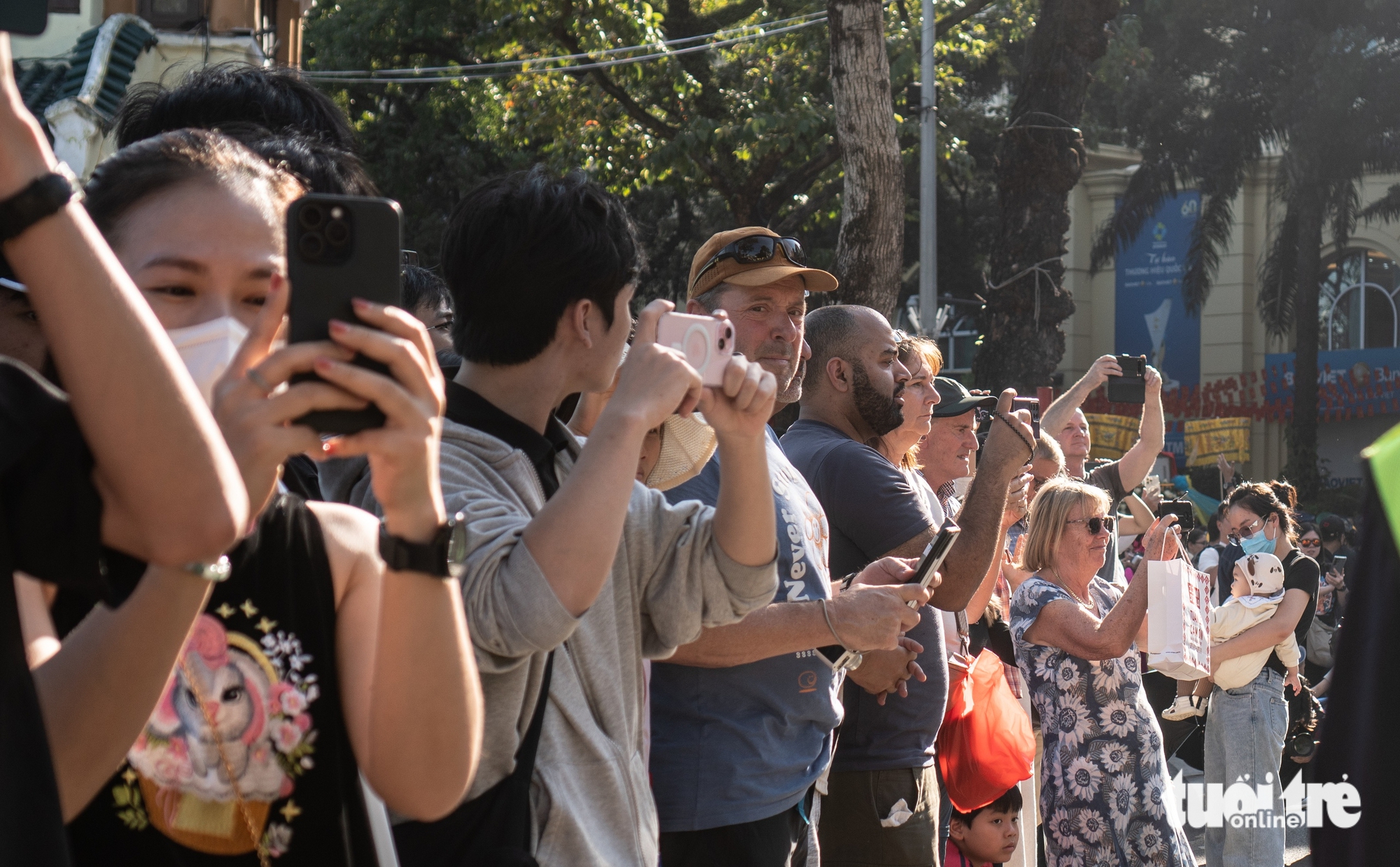 Du khách nước ngoài ngỡ ngàng trước màn diễu hành áo dài, cổ phục trên phố đi bộ hồ Gươm - Ảnh 3.