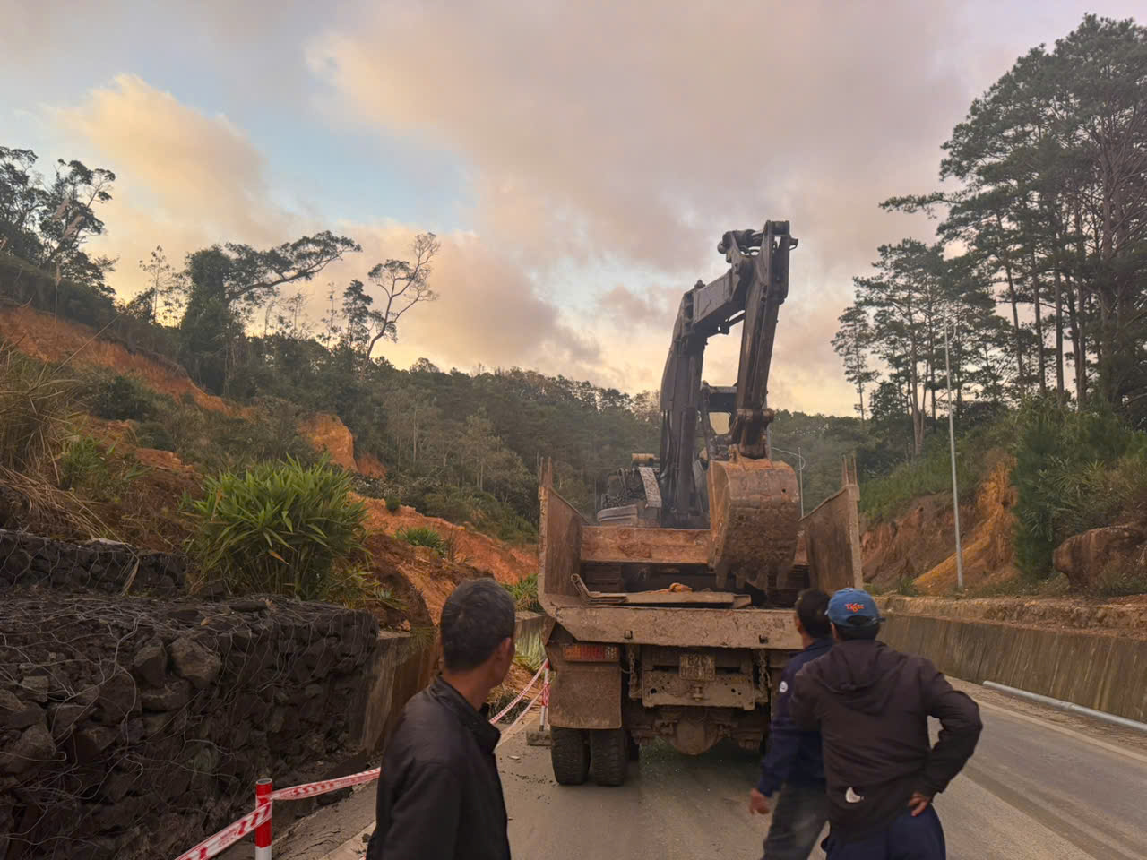 Thi công xuyên đêm khắc phục tạm hư hỏng QL24 đoạn lên khu du lịch Măng Đen- Ảnh 2.