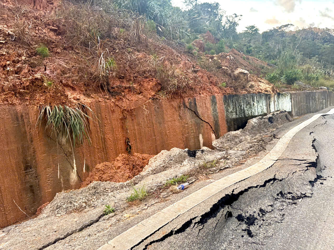 Thi công xuyên đêm khắc phục tạm hư hỏng QL24 đoạn lên khu du lịch Măng Đen- Ảnh 3.