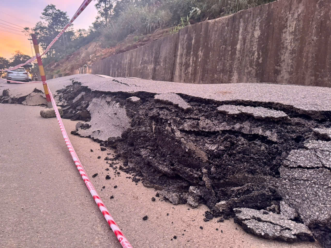 Thi công xuyên đêm khắc phục tạm hư hỏng QL24 đoạn lên khu du lịch Măng Đen- Ảnh 4.
