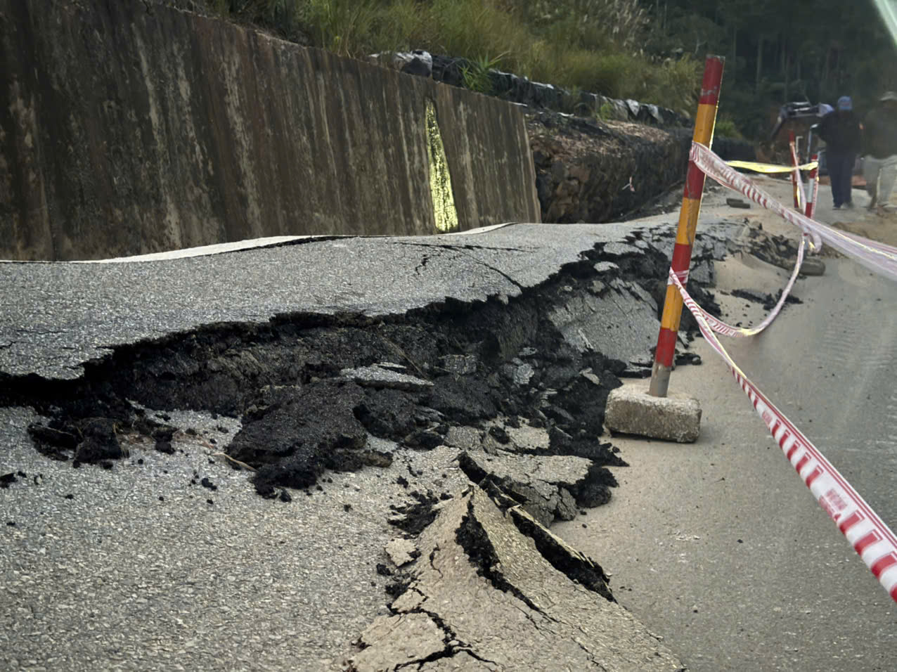 Thi công xuyên đêm khắc phục tạm hư hỏng QL24 đoạn lên khu du lịch Măng Đen- Ảnh 5.