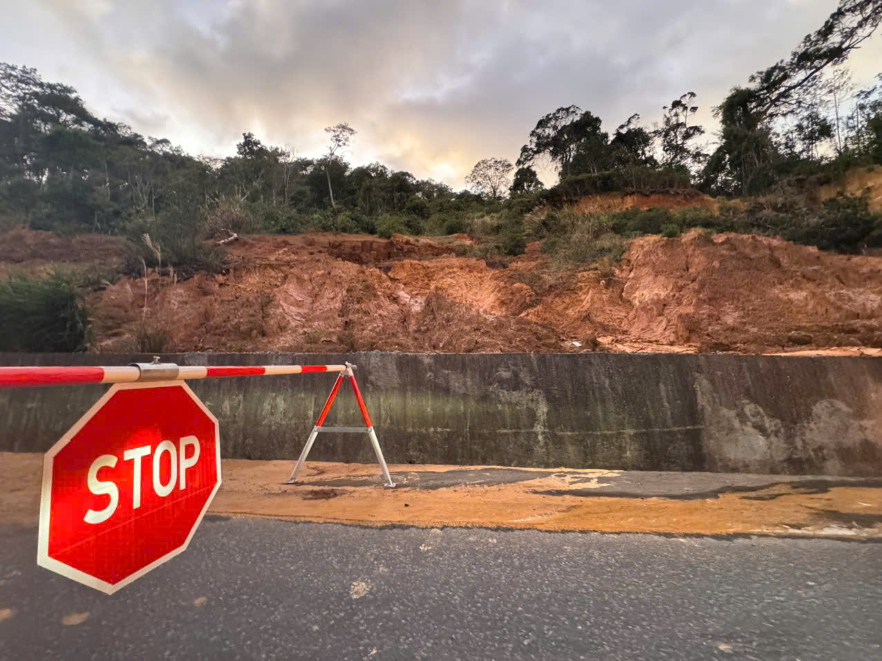 Thi công xuyên đêm khắc phục tạm hư hỏng QL24 đoạn lên khu du lịch Măng Đen- Ảnh 7.