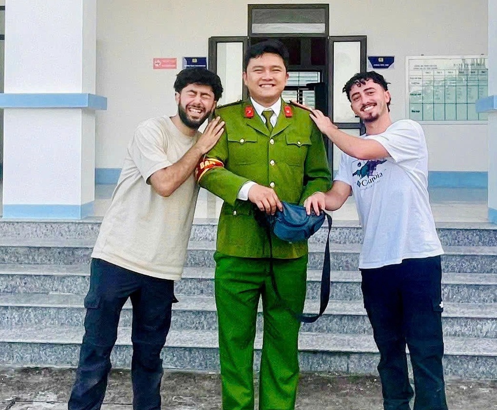 Cuộc gặp tình cờ giúp du khách nước ngoài tìm lại túi tiền rơi tại Việt Nam - 2