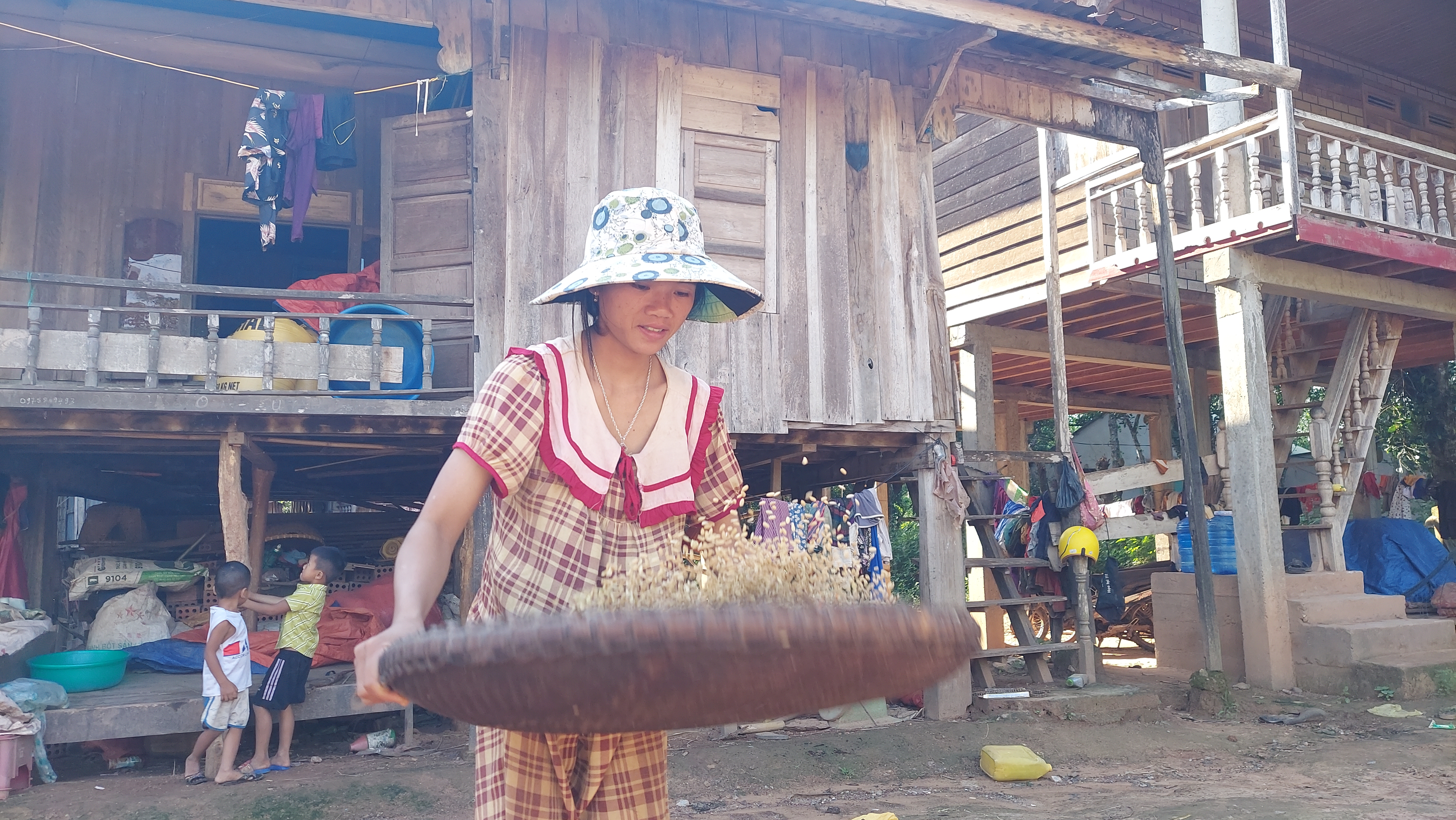 Dẻo thơm hạt lúa, lấp lánh tình người - Ảnh 5.