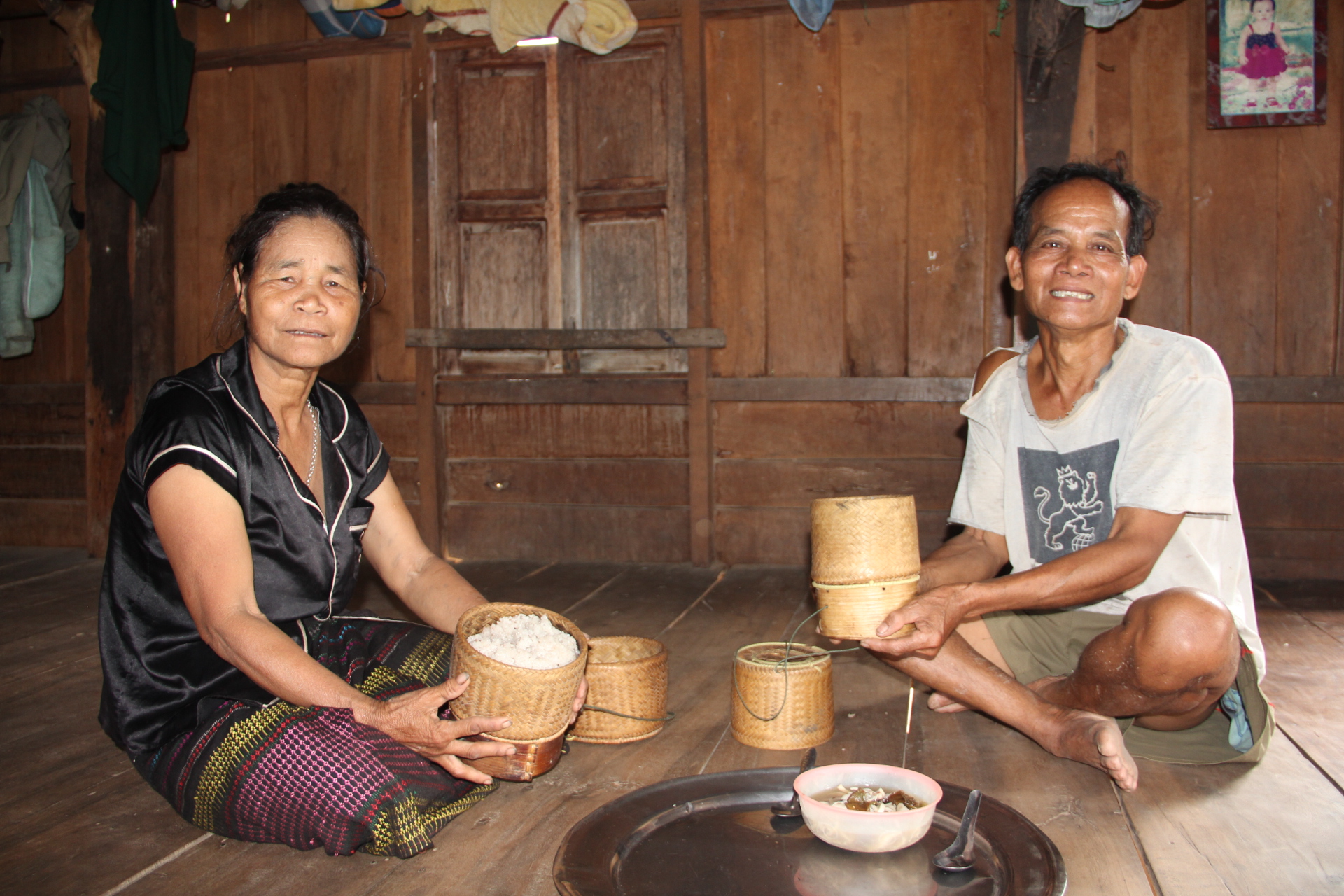 Dẻo thơm hạt lúa, lấp lánh tình người - Ảnh 7.