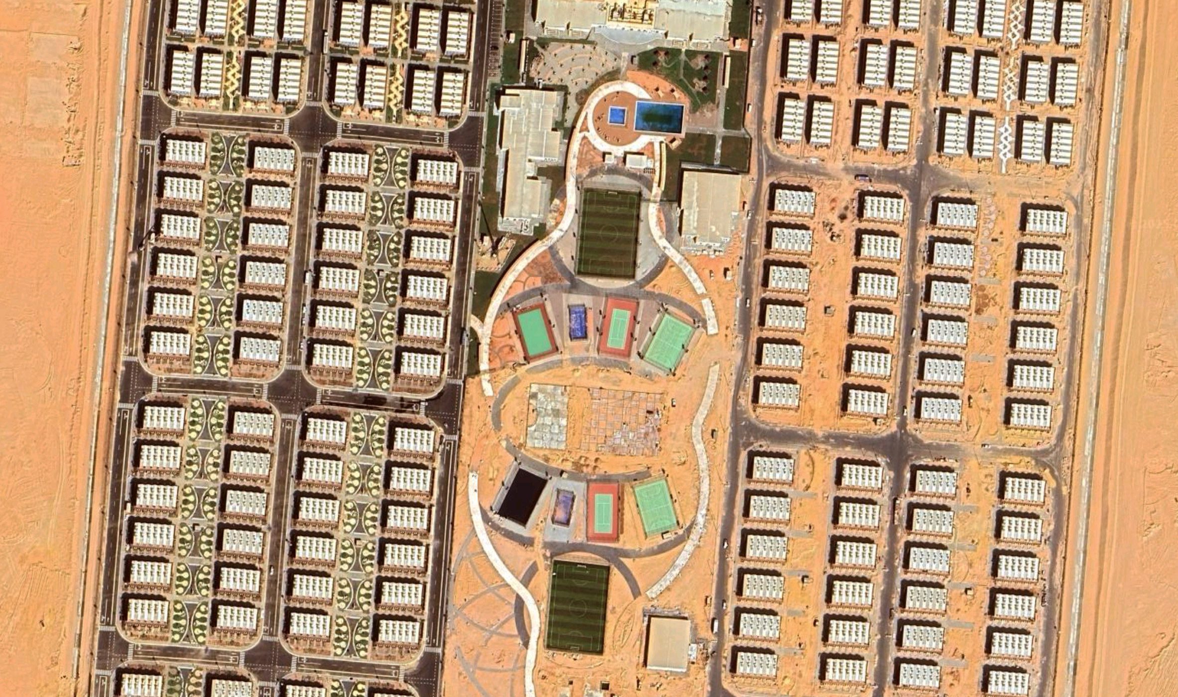 Ảnh chụp vệ tinh những khu nhà công nhân khổng lồ giống hệt nhau ở siêu đô thị Neom - Ảnh 13.