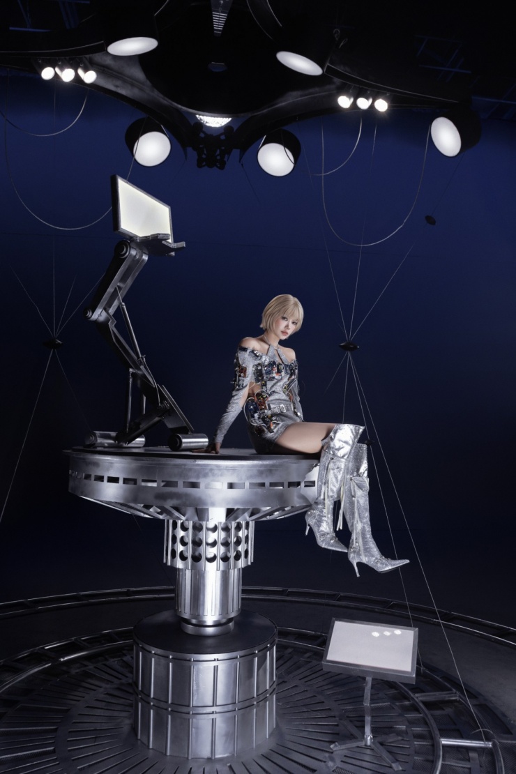 Minh Hằng biến hóa phong cách trong MV tái xuất 6 Cô diện váy ngắn sequin ánh bạc đính phụ kiện điện tử, thể hiện hình ảnh giải phóng, vượt qua giới hạn.