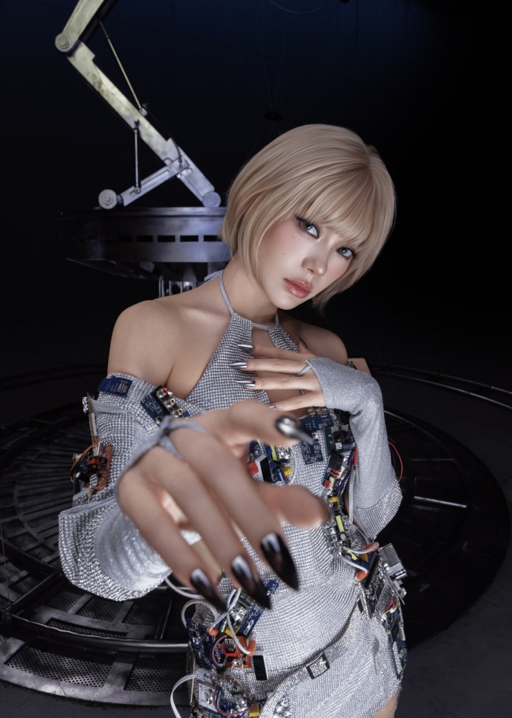 Minh Hằng biến hóa phong cách trong MV tái xuất 7 Cô để mái tóc ngắn cảm hứng viễn tưởng trong một cảnh quay.