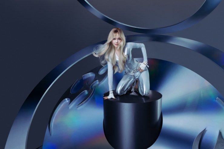 Minh Hằng biến hóa phong cách trong MV tái xuất 8 Minh Hằng mặc tôn dáng với jumpsuit mang hơi hướng vintage futuristic (vị lai hoài cổ), chất liệu ánh bạc. Bối cảnh gồm mô hình chiếc CD khổng lồ, tái hiện thời kỳ đĩa nhạc lên ngôi vào thập niên 1980, 1990.