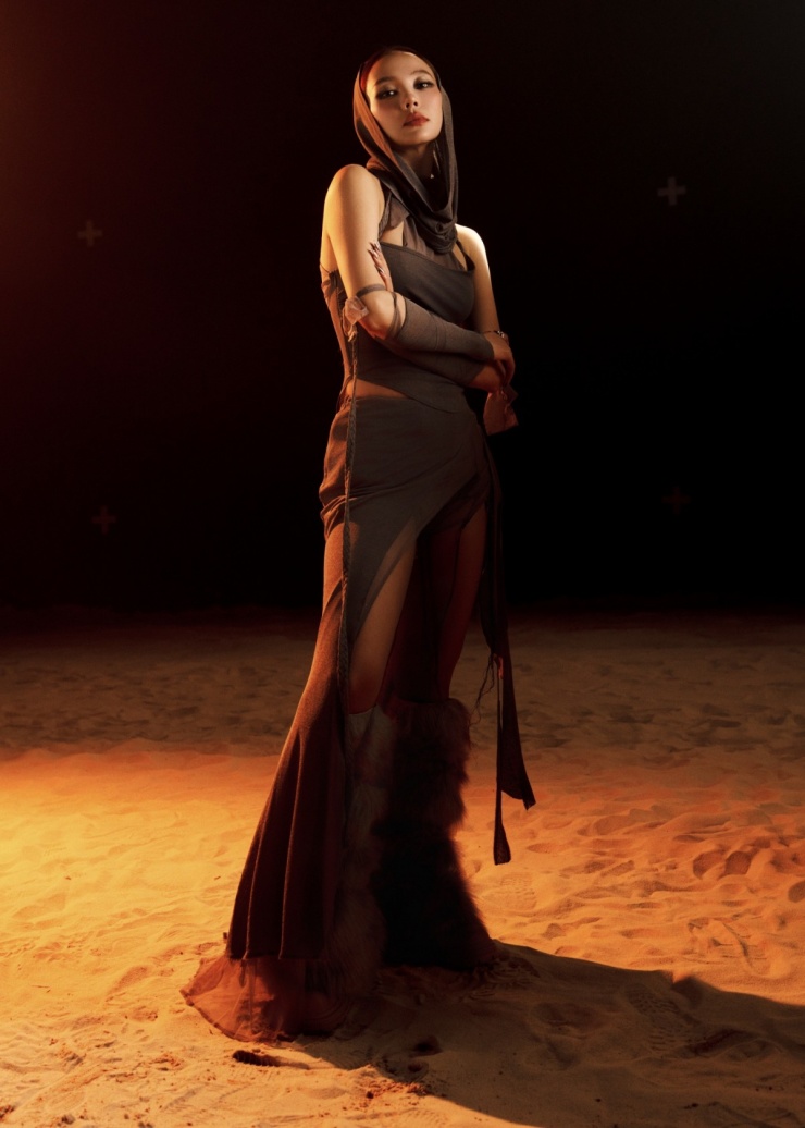 Minh Hằng biến hóa phong cách trong MV tái xuất 11 Minh Hằng biến hóa phong cách trong MV tái xuất - 10