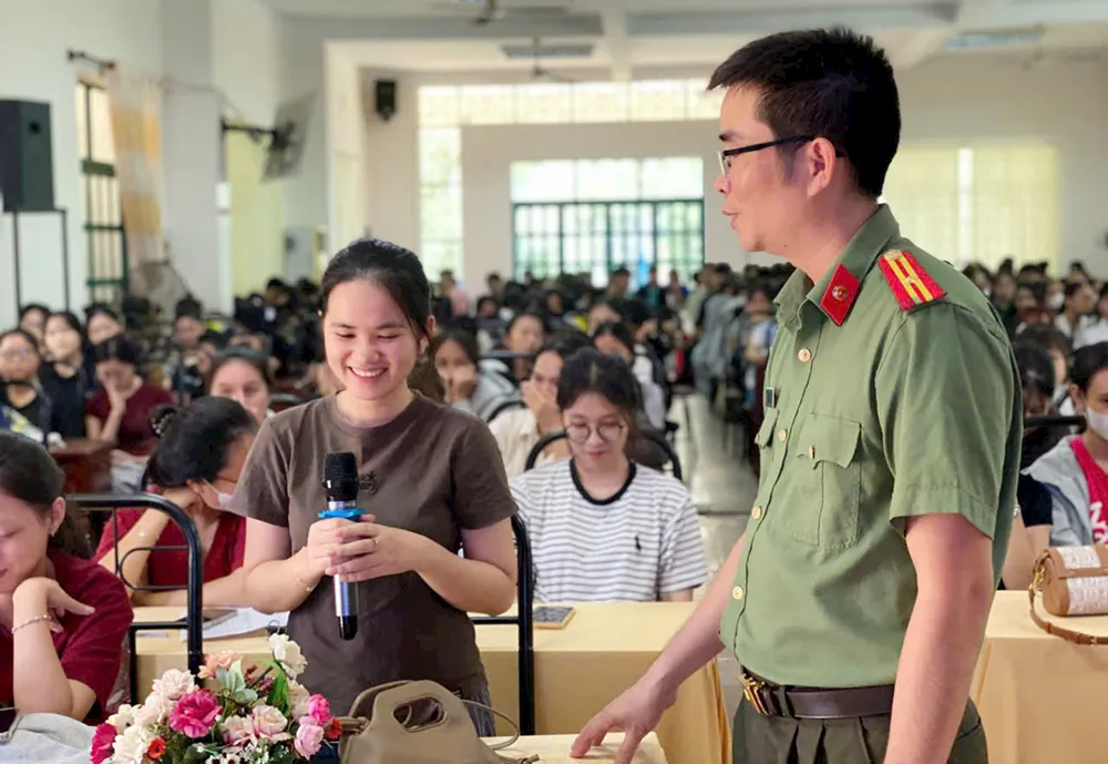 Cán bộ Phòng An ninh mạng Công an tỉnh Quảng Ngãi tuyên truyền kỹ năng an toàn trực tuyến cho sinh viên Trường Đại học Phạm Văn Đồng lua-dao-moi-gui-thu-moi-thue2.jpg